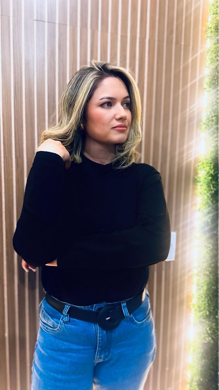 Dra. Débora Pedroso no escritório