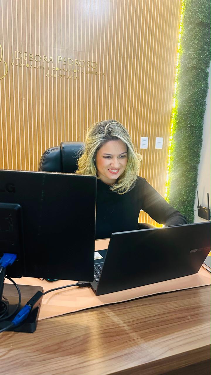Dra. Débora Pedroso em atendimento no escritório
