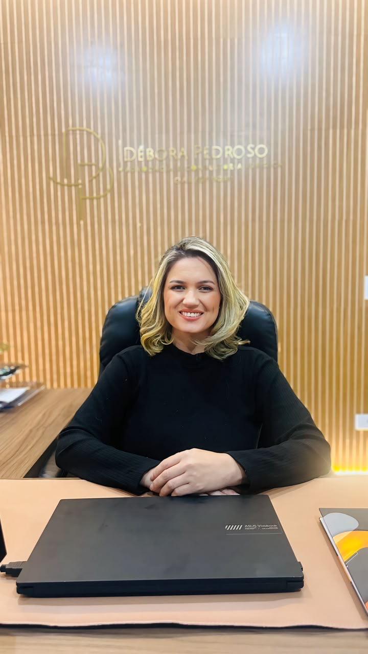 Dra. Débora Pedroso em sua mesa de trabalho